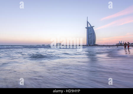 Luxus-Hotel Burj Al Arab auf der Küste des Persischen Golf nach Sonnenuntergang. Dubai, Vereinigte Arabische Emirate. Stockfoto