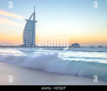 Luxus-Hotel Burj Al Arab auf der Küste des Persischen Golf nach Sonnenuntergang. Dubai, Vereinigte Arabische Emirate. Stockfoto