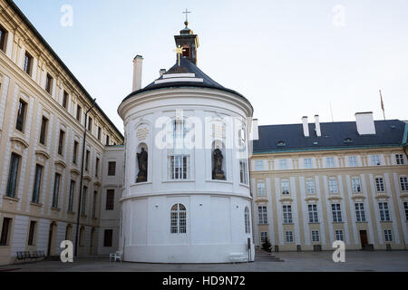 Prag, Tschechien - 3. Dezember 2016: Kapelle des Heiligen Kreuzes im zweiten Hof auf der Prager Burg. 3. Dezember 2016 Prag, Tschechische Republik. Stockfoto