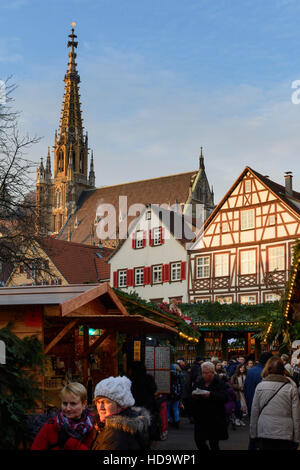 Esslingen am Neckar: Weihnachtsmarkt, Marktplatz, Fachwerkhäuser, Kirche, Frauenkirche, Region Stuttgart, Baden-Württemberg, Deutschland Stockfoto
