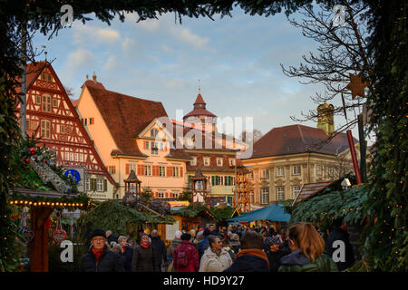 Esslingen am Neckar: Weihnachtsmarkt, Marktplatz, Fachwerkhäuser, Burg, Region Stuttgart, Baden-Württemberg, Deutschland Stockfoto