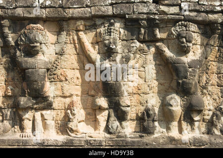 Ausschnitt aus einer Wand gehauen mit Garudas und Löwen, Terrasse der Elefanten, Angkor Thom, Siem Reap, Kambodscha Stockfoto