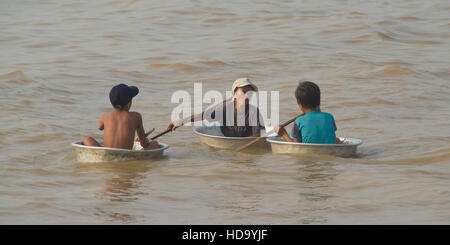 Kambodschanische jungen schwimmende innen ein Waschbecken, schwimmenden Dorf auf dem Tonle Sap See in der Nähe von Siem Reap, Kambodscha Stockfoto