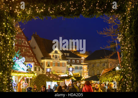 Esslingen am Neckar: Weihnachtsmarkt, Marktplatz, Fachwerkhäuser, Burg, Region Stuttgart, Baden-Württemberg, Deutschland Stockfoto