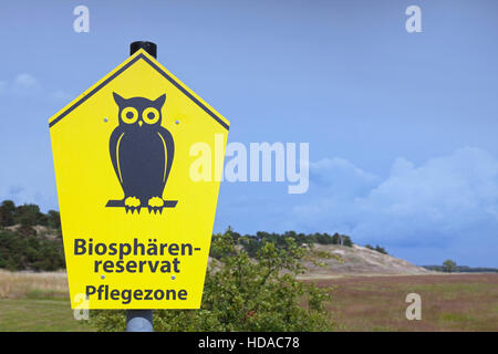 Schild mit Biosphäre-Reserve-Logo in den Binnendünen von Klein Schmölen nahe der Elbe Fluss, Mecklenburg Elbe Valley NP, Deutschland Stockfoto