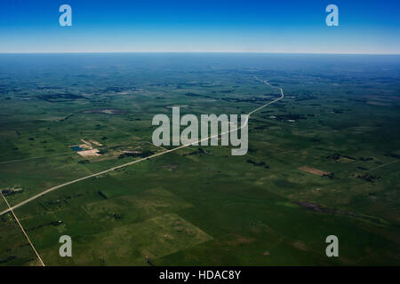 Eine Straße, die Schneiden der argentinischen Pampa, Blick aus dem Flugzeug Stockfoto