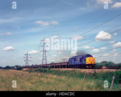 Eine Klasse 37 Lok arbeiten Bauingenieure Zug bei Milton Bereiche in der Nähe von Kreide. 19. Juli 2004. Stockfoto