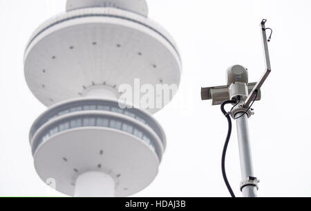 Hamburg, Deutschland. 8. Dezember 2016. Eine Überwachungskamera auf ein Polizeifahrzeug vor der Heinrich-Hertz-Fernsehturm während der OSZE-Ministerrats in Hamburg, Deutschland, 8. Dezember 2016 montiert. Foto: Daniel Bockwoldt/Dpa/Alamy Live News Stockfoto