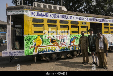 (161210)--KOLKATA, 10. Dezember 2016 (Xinhua)--Robert D'Andrew (C), stellt ein Straßenbahn-Dirigent aus Australien mit seinen indischen Kollegen während der 20. Jahrestag Feier der Kolkata-Melbourne Straßenbahnen Freundschaft in Kalkutta, Hauptstadt des östlichen indischen Bundesstaat Westbengalen, 10. Dezember 2016. Die Veranstaltung feiert die unverwechselbaren Straßenbahn Kulturen von Melbourne in Australien und Kalkutta in Indien durch Kooperationen zwischen Straßenbahn Unternehmen und ihre Straßenbahn-liebenden Gemeinden. (Xinhua/Tumpa Mondal) (Sxk) Stockfoto