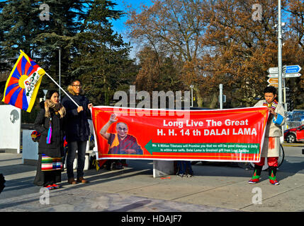 Banner zu Ehren des Dalai Lama an einer Protestkundgebung gegen die Menschenrechte Menschenrechtsverletzungen in Tibet von der tibetischen Gemeinschaft in der Schweiz und Liechtenstein anlässlich der Human Rights Day 2016 und zum Gedenken an den 27. Jahrestag der Verleihung des Friedensnobelpreises an den Dalai Lama organisiert und veranstaltet am 10. Dezember 2016 am Place des Nations in Genf , Schweiz, Credit: GFC Sammlung/Alamy Live-Nachrichten Stockfoto