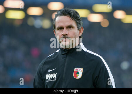 Hamburg, Deutschland. 10. Dezember 2016. Augsburg-Trainer Dirk Schuster tritt das Stadion für die deutsche Bundesliga-Fußballspiel zwischen der Hamburger SV und FC Augsburg im Volksparkstadion in Hamburg, Deutschland, 10. Dezember 2016. (EMBARGO Bedingungen - Achtung: aufgrund der Akkreditierungsrichtlinien die DFL nur erlaubt die Veröffentlichung und Nutzung von bis zu 15 Bilder pro Spiel im Internet und in Online-Medien während des Spiels.) Foto: Axel Heimken/Dpa/Alamy Live News Stockfoto