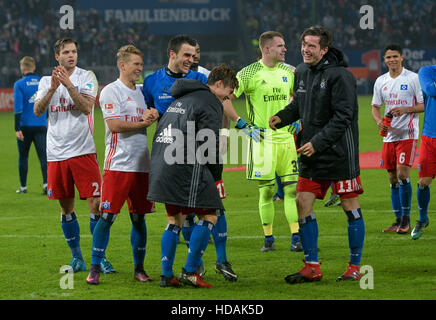 Hamburg, Deutschland. 10. Dezember 2016. HSV-Spieler feiern nach dem Schlusspfiff in der deutschen Bundesliga-Fußball-Spiel zwischen dem Hamburger SV und FC Augsburg im Volksparkstadion in Hamburg, Deutschland, 10. Dezember 2016. (EMBARGO Bedingungen - Achtung: aufgrund der Akkreditierungsrichtlinien die DFL nur erlaubt die Veröffentlichung und Nutzung von bis zu 15 Bilder pro Spiel im Internet und in Online-Medien während des Spiels.) Foto: Axel Heimken/Dpa/Alamy Live News Stockfoto