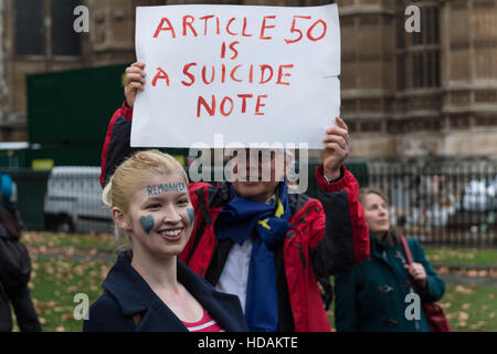 London, UK. 10. Dezember 2016. Eine große Gruppe von EU-Befürworter Unterstützer versammeln sich in Old Palace Yard, an "The Silent Chain For Europe" Veranstaltung zum Tag der Menschenrechte teilzunehmen. Teilnehmer link Arme um die Statue von George V und Schweigen in einem symbolischen Akt der Besorgnis über die bestehenden Rechte der Menschen im Vereinigten Königreich durch die Mitgliedschaft in der Europäischen Union gewährleistet und bedroht durch Austritt. Wiktor Szymanowicz/Alamy Live-Nachrichten Stockfoto