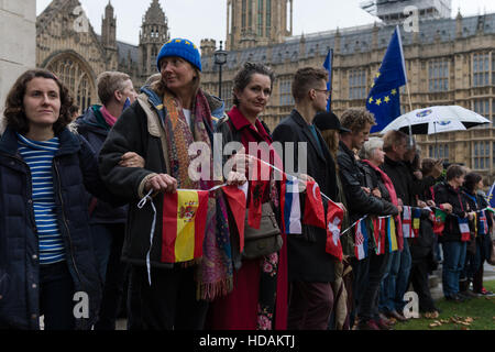 London, UK. 10. Dezember 2016. Eine große Gruppe von EU-Befürworter Unterstützer versammeln sich in Old Palace Yard, an "The Silent Chain For Europe" Veranstaltung zum Tag der Menschenrechte teilzunehmen. Teilnehmer link Arme um die Statue von George V und Schweigen in einem symbolischen Akt der Besorgnis über die bestehenden Rechte der Menschen im Vereinigten Königreich durch die Mitgliedschaft in der Europäischen Union gewährleistet und bedroht durch Austritt. Wiktor Szymanowicz/Alamy Live-Nachrichten Stockfoto