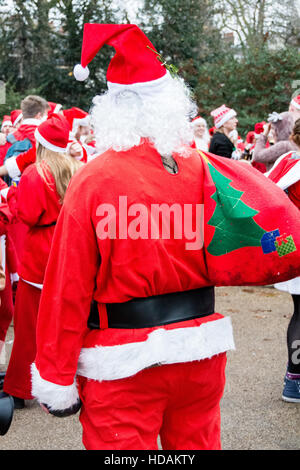 London, England, Vereinigtes Königreich. 10. Dezember 2016. Santacon Weihnachtsmänner auf den Straßen von London. Santacon ist eine nicht-religiöse Christmas Parade, die alljährlich an einem Samstag jeweils im Dezember in London zu platzieren.  Bildnachweis: Jansos / Alamy Live News Stockfoto