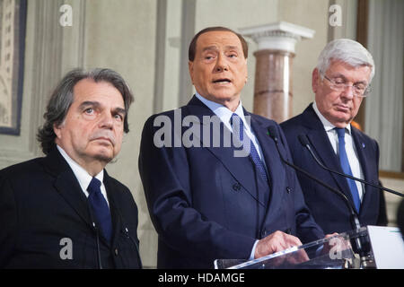 Rom, Italien. Ehemalige Premierminister 10 Dezember 2016.Silvio Berlusconi, Italien, Mitte rechts, spricht während einer Pressekonferenz, die nach einem Treffen mit italienischen Präsidenten Sergio Mattarella im Palazzo Quirinale in Rom, Italien. Bildnachweis: Sara De Marco/Alamy Live-Nachrichten. Stockfoto