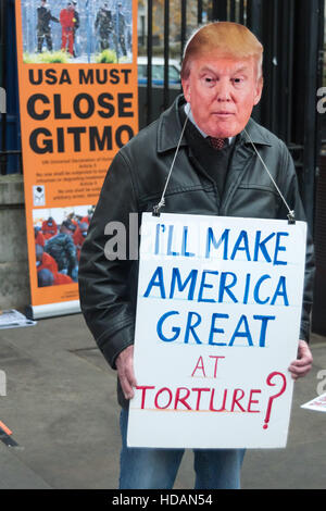 London, UK. 10. Dezember 2016. Ein Mann trägt eine Maske Trump und hält ein Plakat, das liest "Ich mache große Amerika - Folter?" an der Guantanamo Gerechtigkeit Kampagne Protest zum UN-Tag der Menschenrechte gegenüber Downing St fordern ein Ende der Folter, die Schließung von Guantánamo und ein Ende der britischen Mitschuld an Folter. Peter Marshall/Alamy Live-Nachrichten Stockfoto