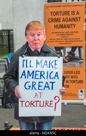 London, UK. 10. Dezember 2016. Ein Mann trägt eine Maske Trump und hält ein Plakat, das liest "Ich mache große Amerika - Folter?" an der Guantanamo Gerechtigkeit Kampagne Protest zum UN-Tag der Menschenrechte gegenüber Downing St fordern ein Ende der Folter, die Schließung von Guantánamo und ein Ende der britischen Mitschuld an Folter. Peter Marshall/Alamy Live-Nachrichten Stockfoto