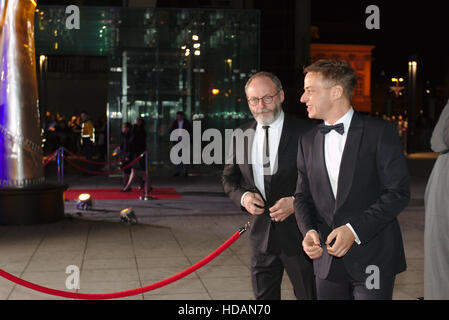 Wroclaw, Polen. 10. Dezember 2016. Europäischer Filmpreis 2016 in Wroclaw, Polen. Liam Cunningham und Tom Wlaschiha (bekannt für ihre Rollen in der Serie Game of Thrones) kommen die Zeremonie Veranstaltungsort - Narodowe Forum Muzyki. Bildnachweis: Borys Szefczyk/Alamy Live-Nachrichten Stockfoto