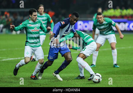 München, Deutschland. 10. Dezember 2016. Herthas Salomon Kalou (C) konkurriert in einem deutschen Bundesliga-Fußballspiel zwischen Hertha BSC und Werder Bremen in Berlin, Deutschland, 10. Dezember 2016. Hertha BSC verliert 0: 1. © Philippe Ruiz/Xinhua/Alamy Live-Nachrichten Stockfoto