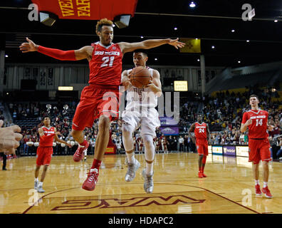 Las Cruces, NM, USA. 10. Dezember 2016. New Mexico State Guard, die Joe Garza (15) von New-Mexico gefoult wird Wache Xavier Adams in der zweiten Jahreshälfte eine NCAA College Basketball-Spiel in Las Cruces, NM, Samstag, 10. Dezember 2016. © Andres Leighton/Albuquerque Journal/ZUMA Draht/Alamy Live-Nachrichten Stockfoto