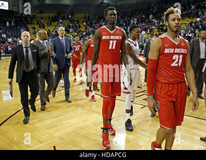 Las Cruces, NM, USA. 10. Dezember 2016. New Mexico center Obij Aget (11) und Wache Xavier Adams verlassen das Gericht nach dem Verlust von 84-71, New Mexico State in einem NCAA College-Basketball-Spiel in Las Cruces, NM, Samstag, 10. Dezember 2016. © Andres Leighton/Albuquerque Journal/ZUMA Draht/Alamy Live-Nachrichten Stockfoto