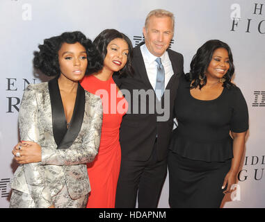 NEW YORK, NY - Dezember 10: Janelle Monae, Taraji p. Henson, Kevin Costner und Octavia Spencer besucht die 'Versteckten Zahlen' New York special screening am 10. Dezember 2016 um das SVA-Theater in New York City. Foto von: John Palmer/MediaPunchNEW YORK, NY - Dezember 10: Janelle Monae, Henson, Kevin Costner und Octavia Spencer besucht 'Versteckt Zahlen' NewYork special Screening am 10. Dezember 2016 an der SVA-Theater in New York City. Foto von: John Palmer/MediaPunch Stockfoto