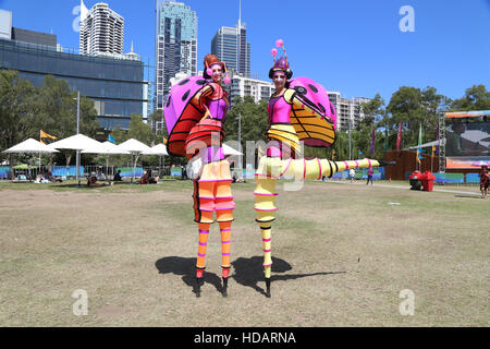 Sydney, Australien. 11. Dezember 2016. Eine kostenlose Veranstaltung fand statt, um die Umwandlung von Sydneys Darling Harbour Bereich zu feiern. Im Bild: Roaming Interpreten – Insekten auf Stelzen. Kredit: Kredit: Richad Milnes/Alamy Live-Nachrichten Stockfoto