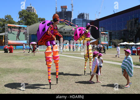 Sydney, Australien. 11. Dezember 2016. Eine kostenlose Veranstaltung fand statt, um die Umwandlung von Sydneys Darling Harbour Bereich zu feiern. Im Bild: Roaming Interpreten – Insekten auf Stelzen. Kredit: Kredit: Richad Milnes/Alamy Live-Nachrichten Stockfoto