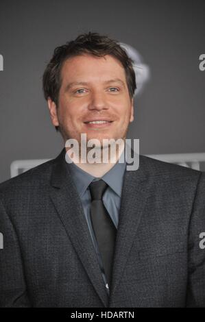 Los Angeles, CA, USA. 10. Dezember 2016. Gareth Edwards im Ankunftsbereich für ROGUE ONE: A STAR WARS Geschichte Weltpremiere, Pantages Theatre, Los Angeles, CA 10. Dezember 2016. © Elisabeth Goodenough/Everett Collection/Alamy Live-Nachrichten Stockfoto