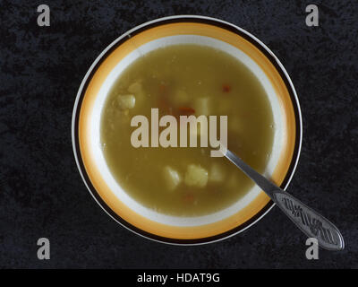 11. Dezember 2016 - frische Erbsensuppe auf dunklem Hintergrund © Igor Golovniov/ZUMA Draht/Alamy Live News Stockfoto