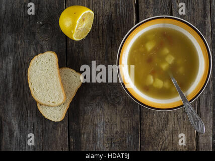 11. Dezember 2016 - frische Erbsensuppe auf Holz verwittert Tabelle © Igor Golovniov/ZUMA Draht/Alamy Live News Stockfoto