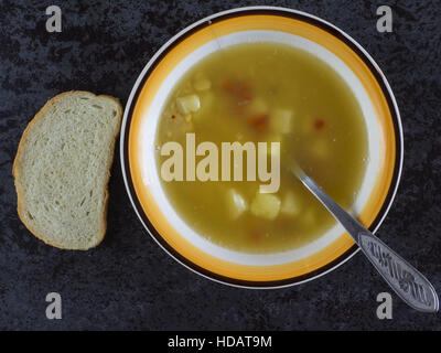 11. Dezember 2016 - frische Erbsensuppe auf dunklem Hintergrund © Igor Golovniov/ZUMA Draht/Alamy Live News Stockfoto