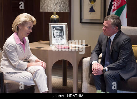 Deutsche Verteidigungsministerin Ursula von der Leyen (CDU) und der jordanische König Abdullah II bin Al-Hussein im Gespräch mit einander im Inneren des Al-Husseinieh-Palastes in Ammam, Jordanien, 11 Demcember 2016. Foto: Rainer Jensen/dpa Stockfoto