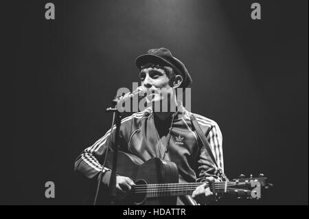 Glasgow, Vereinigtes Königreich. 10. Dezember 2016. Glasgow-Sängerin Gerry Zimt unterstützen Ocean Colour Scene bei The Hydro © Tony Clerkson/Alamy Live News Stockfoto