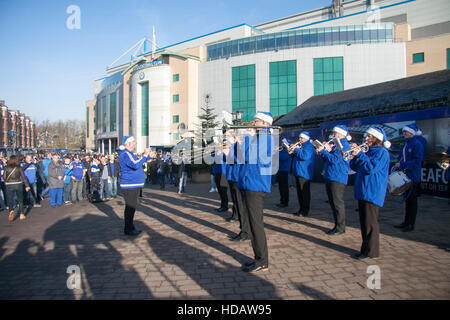 London UK. 11. Dezember 2016. Chelsea-Brass-Band in spielen Santa Hüte für die englischen Premier-League-Partie gegen West Bromwich Albion am Stamford Bridge in London. Bildnachweis: Amer Ghazzal/Alamy Live-Nachrichten Stockfoto