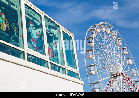 Bournemouth, Dorset, UK 11. Dezember 2016. Riesenrad kommt bei Bournemouth Küste in Dezember bereit für Weihnachten an einem schönen sonnigen Tag. Bildnachweis: Carolyn Jenkins/Alamy Live-Nachrichten Stockfoto