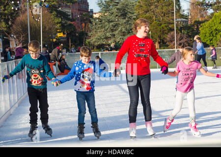 Bournemouth, Dorset, UK vom 11. Dezember 2016. Besucher genießen Schlittschuhlaufen auf der Eisbahn in Ihren festlichen Jumper auf der Outdoor eislaufen Eisbahn in Bournemouth unteren Garten an einem schönen sonnigen Tag in Bournemouth im Dezember. Im freien Eislaufbahn. Credit: Carolyn Jenkins/Alamy leben Nachrichten Stockfoto