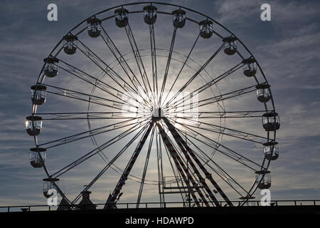 Bournemouth, Dorset, UK 11. Dezember 2016. Riesenrad kommt bei Bournemouth Küste in Dezember bereit für Weihnachten an einem schönen sonnigen Tag. Bildnachweis: Carolyn Jenkins/Alamy Live-Nachrichten Stockfoto