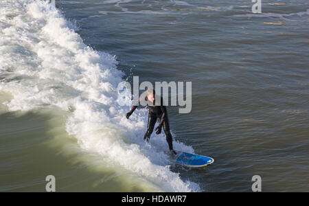 Bournemouth, Dorset, UK vom 11. Dezember 2016. Surfer auf einer Welle genießen die Brandung an einem schönen sonnigen Tag am Strand von Bournemouth im Dezember Credit: Carolyn Jenkins/Alamy leben Nachrichten Stockfoto