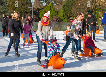 Bournemouth, Dorset, UK vom 11. Dezember 2016. Besucher genießen Schlittschuhlaufen auf der Outdoor eislaufen Eisbahn in Bournemouth unteren Garten an einem schönen sonnigen Tag in Bournemouth im Dezember. Im freien Eislaufbahn. Familien geniessen Eislaufen mit Dichtungen. Credit: Carolyn Jenkins/Alamy leben Nachrichten Stockfoto