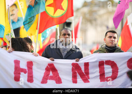 Türkische Botschaft, London, UK 11. Dezember 2016 - David Lammy MP für Tottenham verbindet den Marsch mit Houses of Parliament. Hunderte von kurdischen Demonstranten und ihre Unterstützer außerhalb der türkischen Botschaft in London gegen die türkische Regierung Unterdrückung auf die Kurden zu demonstrieren und fordern die Freilassung von zwei verbundenen Führer der Türkei pro-kurdische demokratische Partei (HDP) und m/s und politischen Gefangenen in der Türkei. Bildnachweis: Dinendra Haria/Alamy Live-Nachrichten Stockfoto