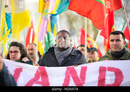 Türkische Botschaft, London, UK 11. Dezember 2016 - David Lammy MP für Tottenham verbindet den Marsch mit Houses of Parliament. Hunderte von kurdischen Demonstranten und ihre Unterstützer außerhalb der türkischen Botschaft in London gegen die türkische Regierung Unterdrückung auf die Kurden zu demonstrieren und fordern die Freilassung von zwei verbundenen Führer der Türkei pro-kurdische demokratische Partei (HDP) und m/s und politischen Gefangenen in der Türkei. Bildnachweis: Dinendra Haria/Alamy Live-Nachrichten Stockfoto