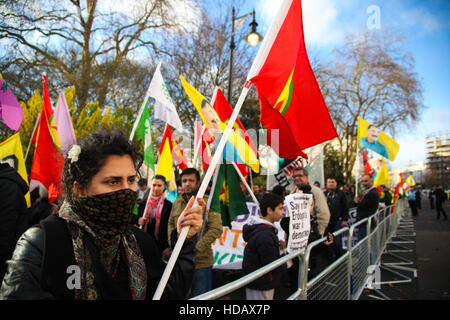 Türkische Botschaft, London, UK 11. Dezember 2016 - Hunderte von kurdischen Demonstranten und ihre Unterstützer außerhalb der türkischen Botschaft in London gegen die türkische Regierung Unterdrückung auf die Kurden zu demonstrieren und fordern die Freilassung von zwei verbundenen Führer der Türkei pro-kurdische demokratische Partei (HDP) und m/s und politischen Gefangenen in der Türkei. Bildnachweis: Dinendra Haria/Alamy Live-Nachrichten Stockfoto