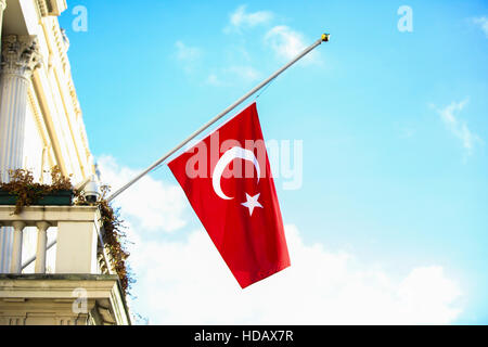 Türkische Botschaft, London, UK 11. Dezember 2016 - türkische Flagge am Halbmaske nach gestern Abend Bombenanschlag in Istanbul, Türkei, und die Regierung macht die KKP (kurdische Arbeiterpartei) für die Gräueltaten verantwortlich.  Bildnachweis: Dinendra Haria/Alamy Live-Nachrichten Stockfoto