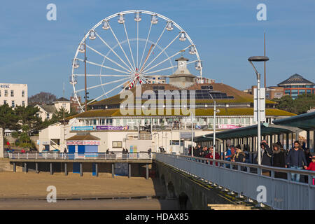 Bournemouth, Dorset, UK 11. Dezember 2016. Riesenrad kommt bei Bournemouth Küste in Dezember bereit für Weihnachten an einem schönen sonnigen Tag. Bildnachweis: Carolyn Jenkins/Alamy Live-Nachrichten Stockfoto