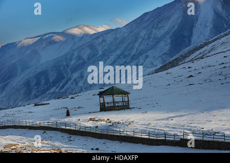 Srinagar, Kaschmir Indien kontrollierten. 11. Dezember 2016. Ein Kaschmir-Mann geht auf einem schneebedeckten Berg nach Neuschnee am Peer-Ki-Gali im Shopian Bezirk, ca. 60 km südlich von Srinagar, die Sommerhauptstadt von Indien kontrollierten Kaschmir, 11. Dezember 2016. Die höhere Reichweiten von Indien kontrollierten Kaschmir erhielt leichten Schneefall während Regen in den Ebenen lange Durststrecke im Tal am Sonntag brach. © Javed Dar/Xinhua/Alamy Live-Nachrichten Stockfoto