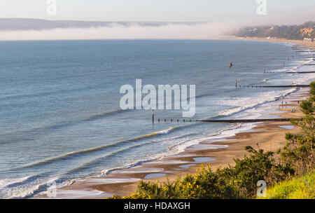 Bournemouth, Dorset, UK 11. Dezember 2016. UK-Wetter: schöner sonniger Tag am Strand von Bournemouth, als Besucher gehen ans Meer zu machen das Beste aus der Sonne und die Flucht der Weihnachts-Einkäufer Credit: Carolyn Jenkins/Alamy Live News Stockfoto