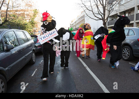 Greenwich, London, UK. 11. Dezember 2016. Menschen verkleidet als kostümierte Pantomime Pferde in der jährlichen London Pantomime Pferderennen in Greenwich, Süd-Ost-London statt teilnehmen. Die Komödie-Rennen findet statt durch die Straßen von Greenwich, mit der "Rennpferde" einander bis zur Ziellinie, Halt an verschiedenen Kneipen und Boxenstopps wie sie für verschiedene Wohltätigkeitsorganisationen zu Weihnachten Geld. Bildnachweis: Vickie Flores/Alamy Live-Nachrichten Stockfoto