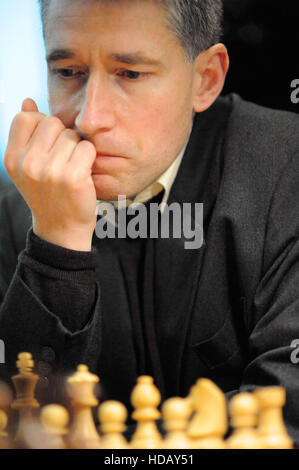 London, UK. 11. Dezember 2016. Michael Adams (ENG) untersucht das Schachbrett während seines Spiels mit Anish Giri (NED) am dritten Tag von den London Chess Classic.  Adams (der 19. Platz in der Welt ist) ist derzeit auf dem letzten Platz zurück, als die Konkurrenz bewegt sich in die letzte Etappe der 2016 Grand Chess Tour, Teil des London Chess Classic Festival stattfindet im Olympia Conference Centre, London, UK.  Die Tour enthält alle Top-Ten-Spieler der Welt abgesehen von Magnus Carlsen und Sergey Karjakin. Bildnachweis: Michael Preston/Alamy Live-Nachrichten Stockfoto